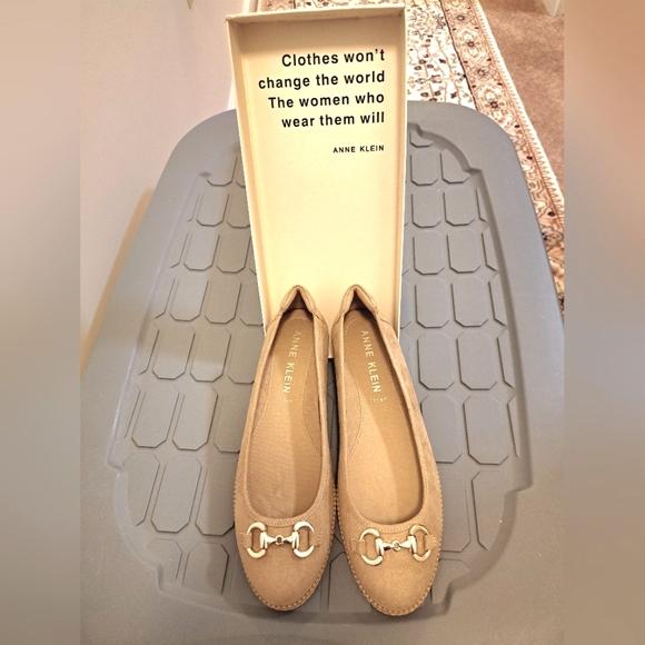 ANNE KLEIN comfort flats SHOES Elyssa BRAND NEW suede SO COMFY goldtone hardware - Picture 3 of 7